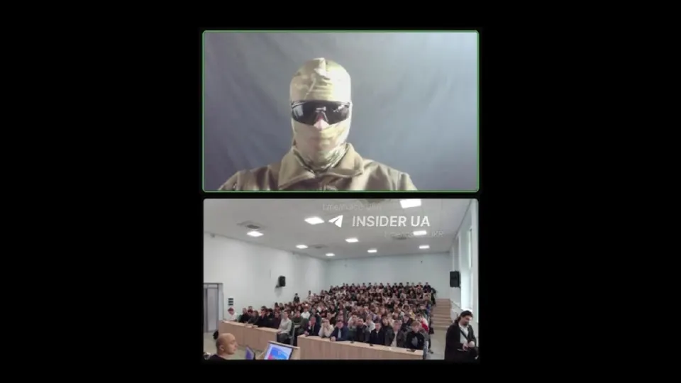 Украинский военнослужащий подключился к закрытой онлайн-конференции Кубанского ГАУ, где студентов агитировали подписывать контракты с Минобороны для участия в войне против Украины, и предупредил их о последствиях участия в боевых действиях. Случай произошёл на фоне масштабной кампании по набору студентов в войска беспилотных систем.
