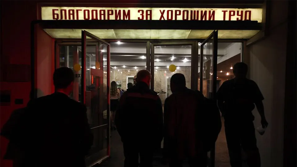 По данным Роструда, более 105 тысяч сотрудников бюджетной сферы по всей России оказались в планах на сокращение. Власти объясняют оптимизацию дефицитом федерального и региональных бюджетов, а также курсом на повышение производительности труда и цифровизацию.