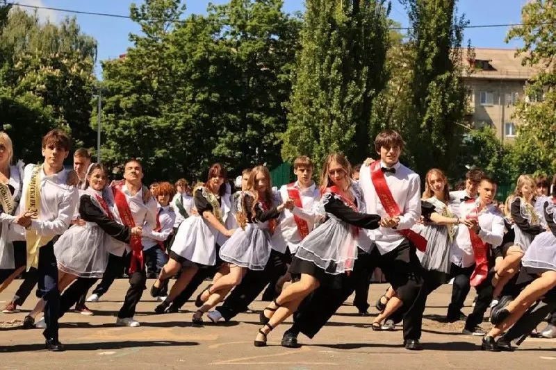 В 2026 году в Калининграде прозвучал последний звонок для 3 090 одиннадцатиклассников и 6 790 девятиклассников — это больше, чем в 2025 году.