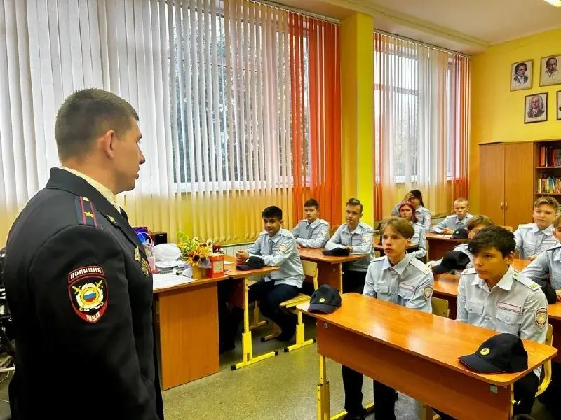 В четырёх школах Владивостока с нового учебного года создадут полицейские классы: профильная подготовка по истории, обществознанию, русскому и физкультуре и дополнительные баллы при поступлении в вузы МВД.