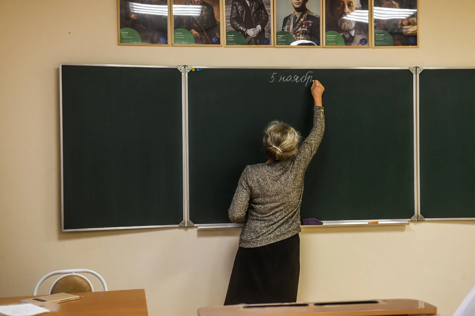 Подросток завёл поддельный канал, где размещали объявления от имени его учительницы. Она уволилась и переехала, уголовное дело не открыли. Что это говорит о цифровой грамотности и школьной культуре — в материале.