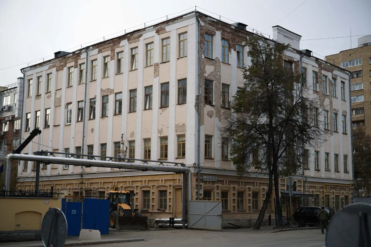 Минкульт организовал проверку в Екатеринбургском театральном институте после обращений выпускников и публикаций о проблемах с условиями учёбы; комиссию ждут результаты до 12 мая.
