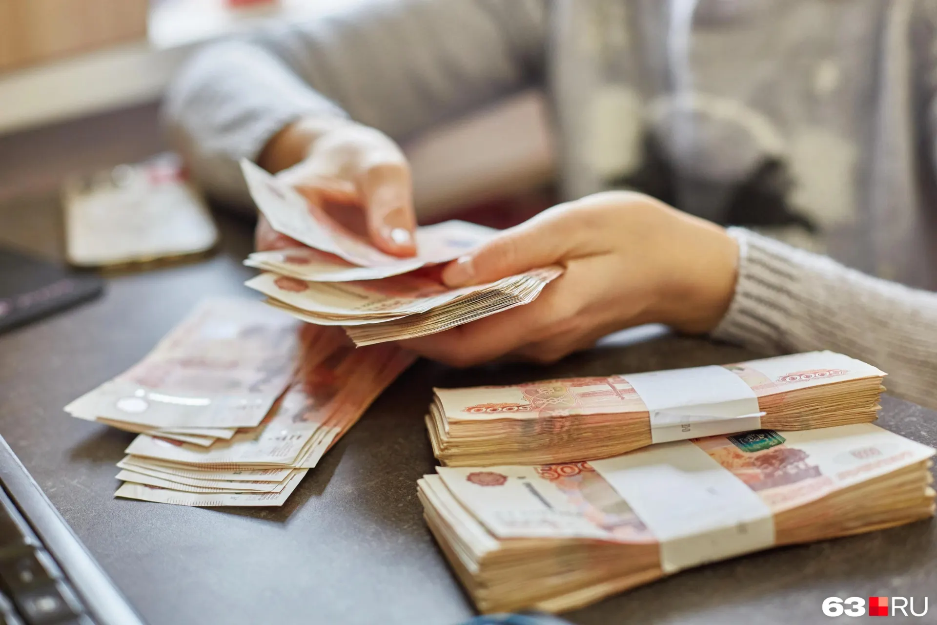 Доходы региона — 254,4 млрд руб., расходы — 289,6 млрд руб. Дефицит увеличился на 914 млн руб. Расходы на образование сокращены на 683,8 млн руб. из‑за объединения классов и школ.