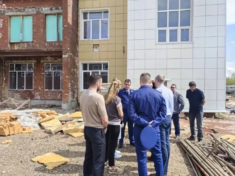 Прокурор проверил ряд объектов незавершённого строительства и ремонта в регионе и потребовал от ответственных незамедлительно принять меры для ввода зданий в эксплуатацию.
