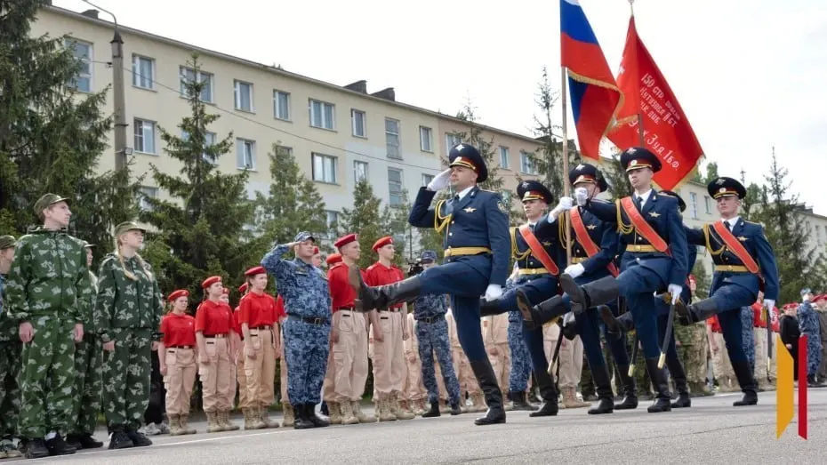 На базе института ФСИН проходят соревнования до 21 мая: 12 команд борются за выход на окружной и всероссийский этапы. В обновлённом формате у детей появились узкопрофильные военные роли, что вызывает вопросы о милитаризации образования.