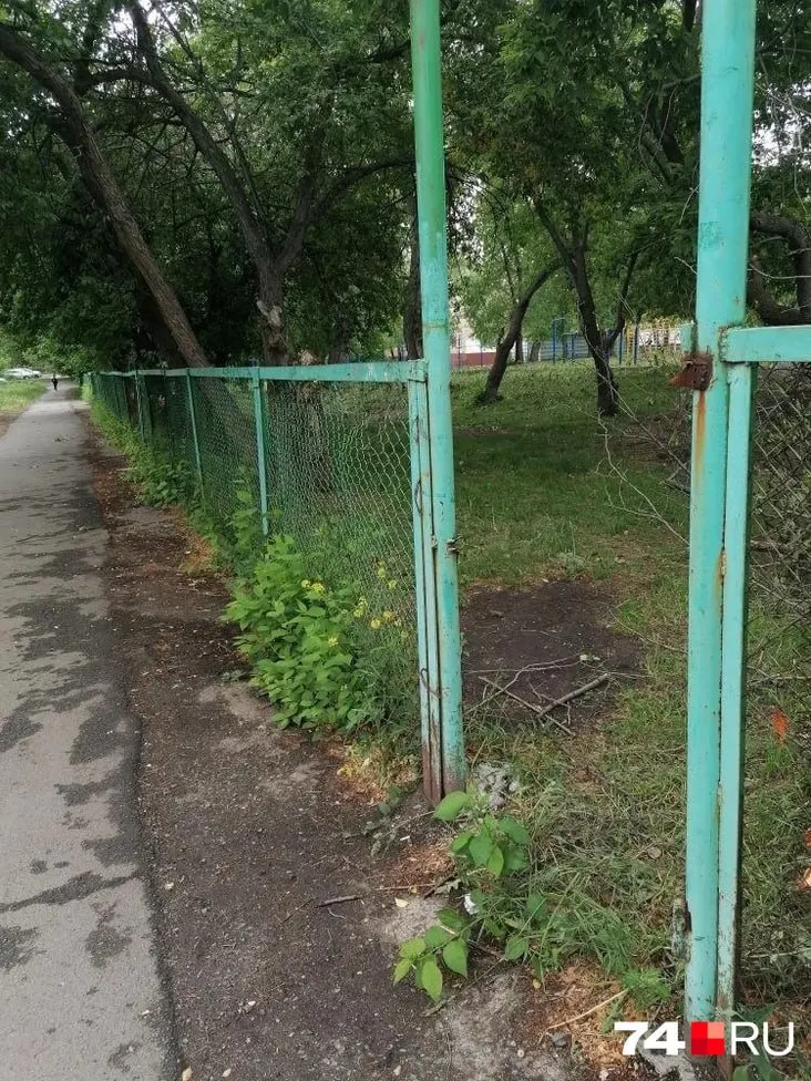 Вечером 27 мая группа молодых людей с помощью болтореза сняла секцию ограждения школы; по факту происшествия полиция проводит проверку.