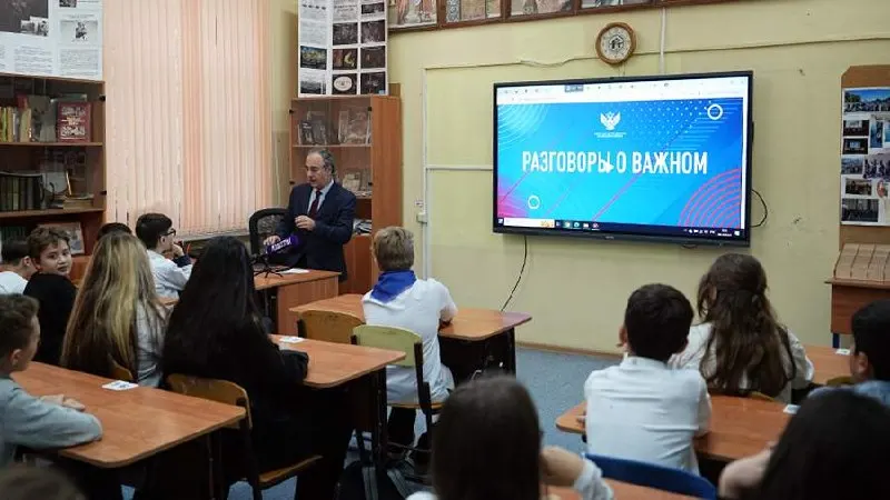 Опрос среди 1200 учащихся 8–11 классов показывает, что большинство подростков относятся к программе положительно; также опубликованы данные о патриотических настроениях, ценностях и жизненных приоритетах школьников.