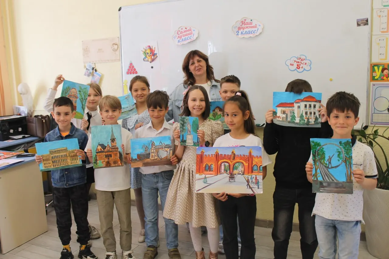 Учитель начальных классов предложила классному коллектива оформить «городскую азбуку» — дети вместе с родителями искали и рисовали знаковые места Калининграда; наборы открыток напечатали и подарили.