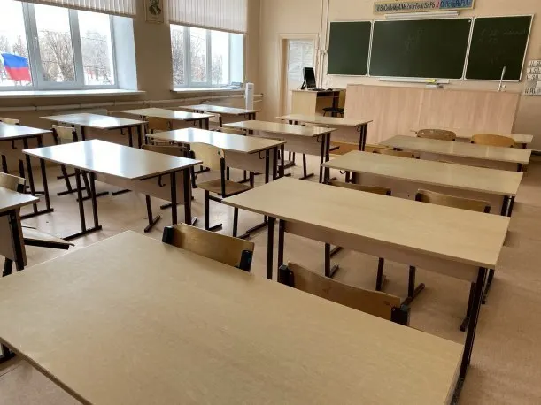 В регионе разъяснили, как организуют очное и дистанционное обучение в школах при отсутствии сигнала «отбой» за час до начала смены.