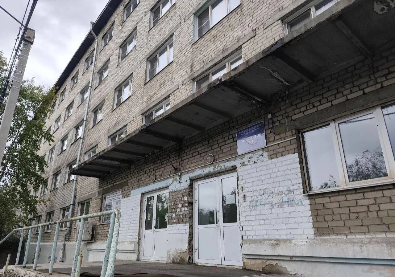 Тендер на завершение ремонта общежития объявлен на сайте госзакупок: контракт на 62,5 млн рублей должен быть исполнен до ноября 2026 года, заявки принимают до 13 мая. В документах отсутствует новая экспертиза, опубликован лишь акт технического осмотра 2023 года.