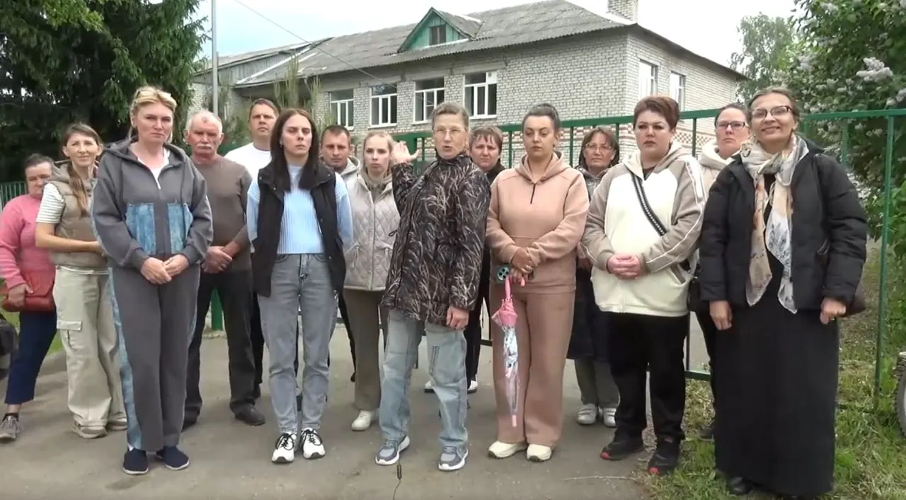 Жители села Семьинское возражают против планов властей перевести учеников в школу в Сосновом Бору в 30 км; власти объясняют решение оптимизацией ресурсов и намерены открыть в освободившемся здании сельский клуб.