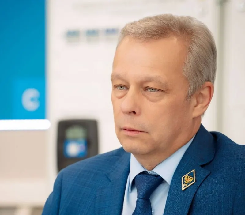 Минобрнауки опубликовало данные о зарплатах руководителей вузов за 2025 год: ректор Чувашского госуниверситета Андрей Александров указан с зарплатой 486 тыс. руб. в месяц — один из самых высоких показателей в Поволжье. Он также является депутатом Госсовета Чувашии и участвует в праймериз; при нём университет оказался вовлечён в вербовку студентов, что вызвало общественный резонанс.