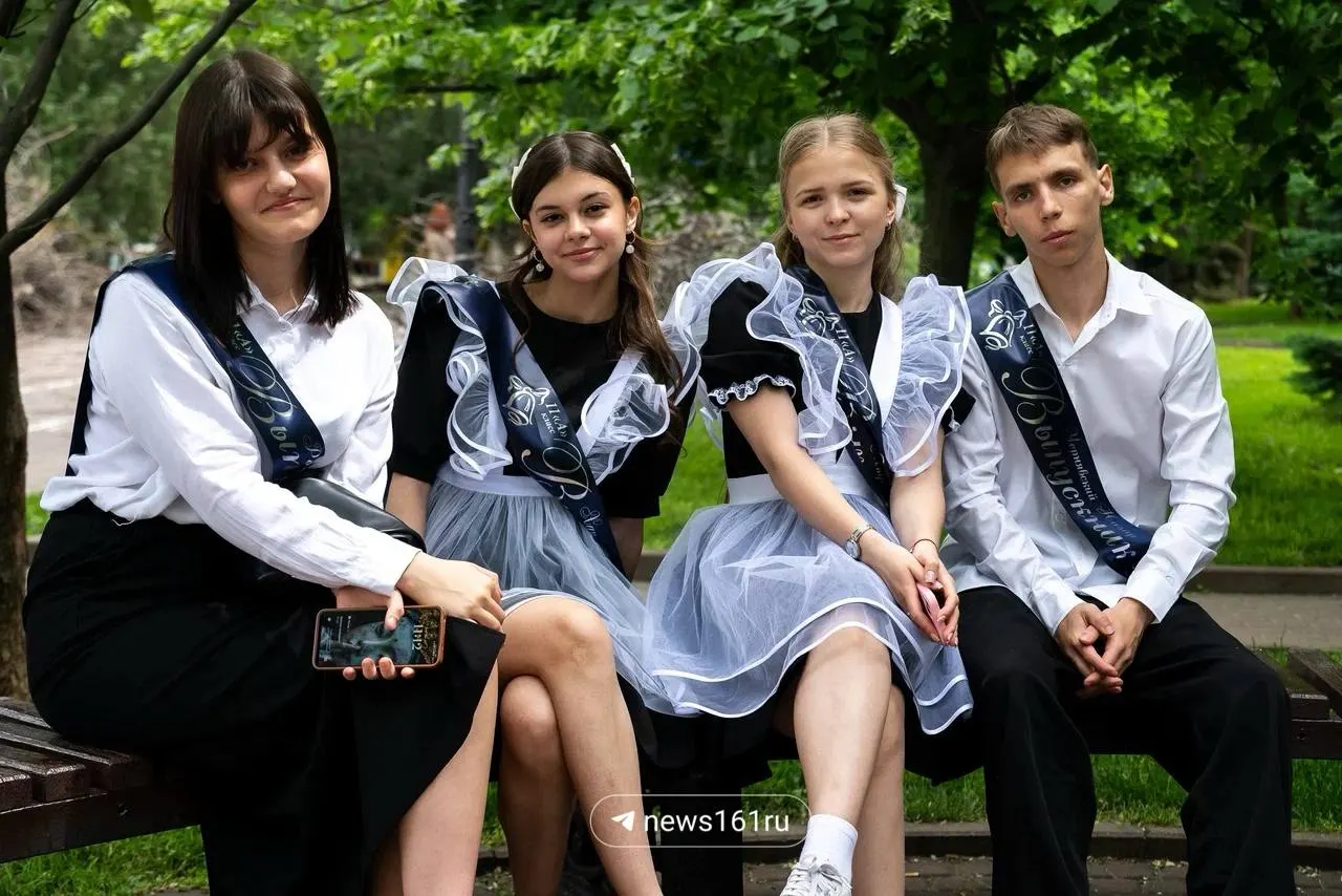 Школьники отмечали последний звонок на улицах города, танцуя вальс и отвлекаясь от подготовки к ЕГЭ. Фотокорреспондент запечатлел праздничные моменты.