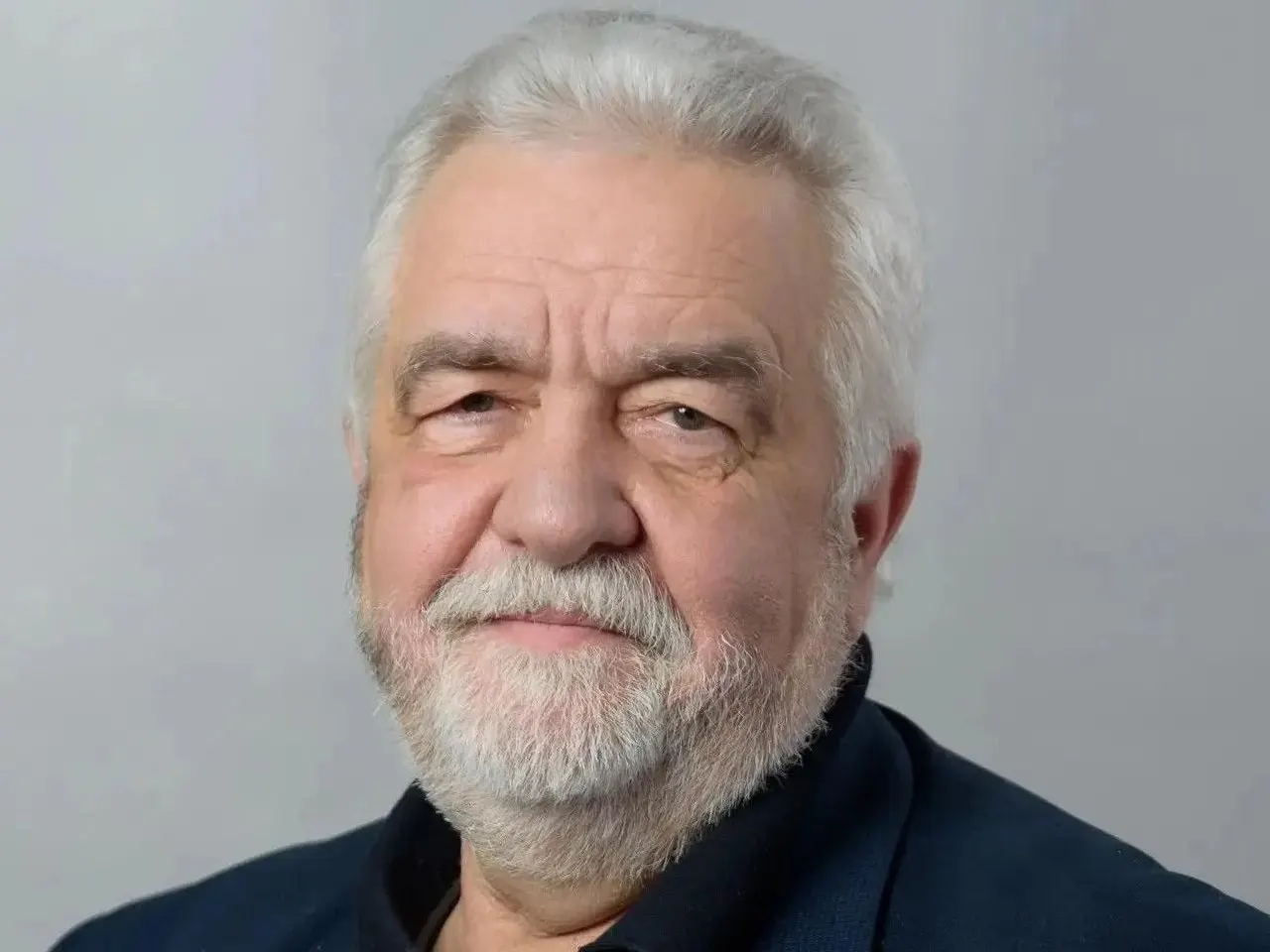 Директор школы №40 в Рязани, Владимир Лагутин, скончался. Прощание с ним пройдет 30 мая у здания школы.