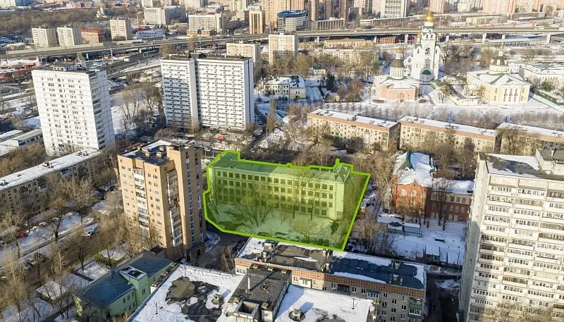 Учебный корпус, ранее принадлежавший факультету ПГС, выставили на торги за 228 млн рублей. В объявлении объект описан как подходящий и для частного вуза, и для бизнес-центра; местные жители надеются на школу.