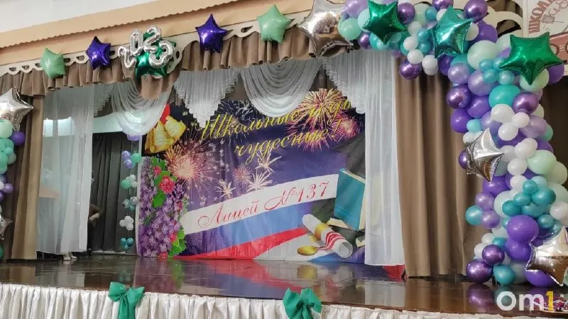 Родители в Омске в среднем тратят около 22 000 ₽ на образ выпускника и 20 000 ₽ на само празднование; популярны оффлайн-покупки одежды, услуги парикмахера и визажиста, а также разные форматы вечера.