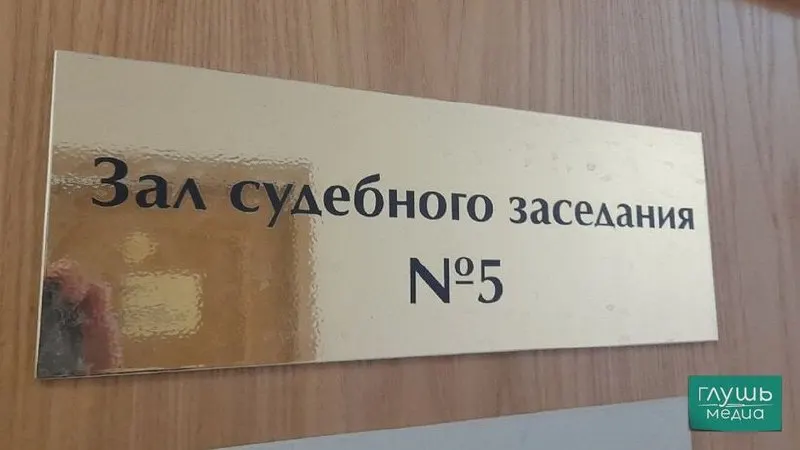 Верховный суд РФ предложил ослабить требования к квалификации секретарей судебных заседаний: допускать к работе студентов юридических факультетов. В ведомстве указали, что обязанности таких сотрудников не требуют принятия процессуальных решений, а низкие зарплаты и большая нагрузка снижают привлекательность работы в судах.