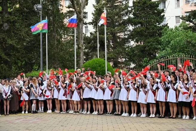 В Сочи прошли торжественные линейки: «последний звонок» отметили около 11 тысяч выпускников, свыше 400 из них претендуют на медаль «За особые успехи в учении».