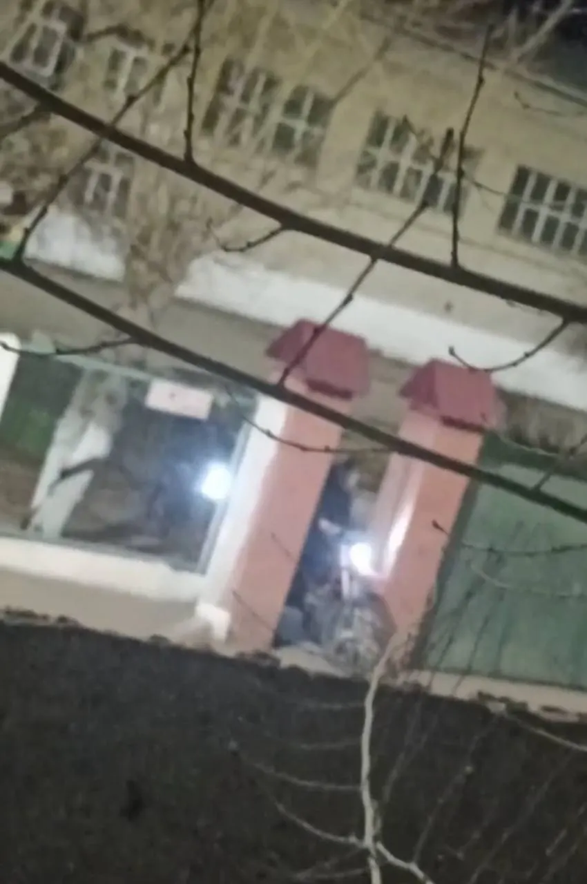 Жители жалуются на ночные заезды, разрушение покрытия и отсутствие реакции со стороны полиции и администрации школы.