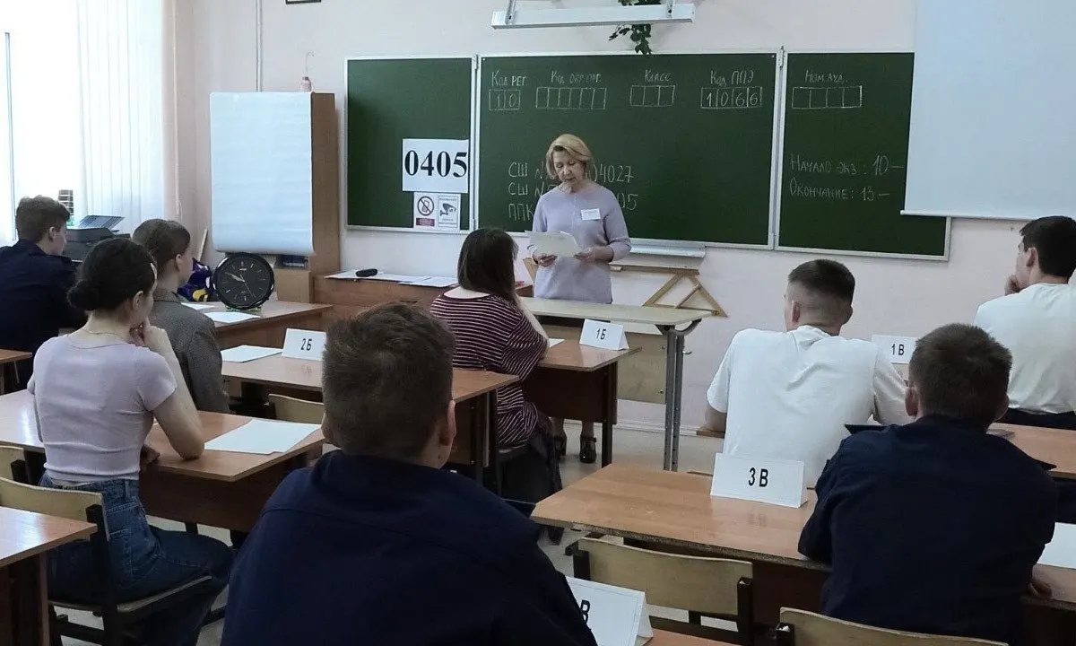 Рособрнадзор выпустил рекомендации: сотрудники охраны и организаторы экзаменов не должны прикасаться к участникам и их вещам; при срабатывании металлоискателя просят добровольно показать или сдать предмет.
