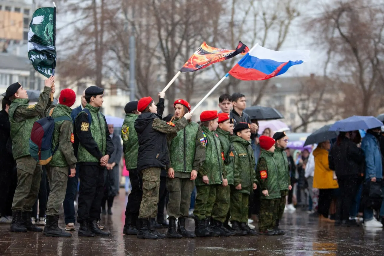 В городских школах внедряют программу по «профилактике терроризма»: детей мигрантов привлекают в военно‑патриотические отряды, а с сотрудниками-мигрантами проводят разъяснительные беседы об адаптации и недопущении радикализации, следует из доклада главы департамента образования.