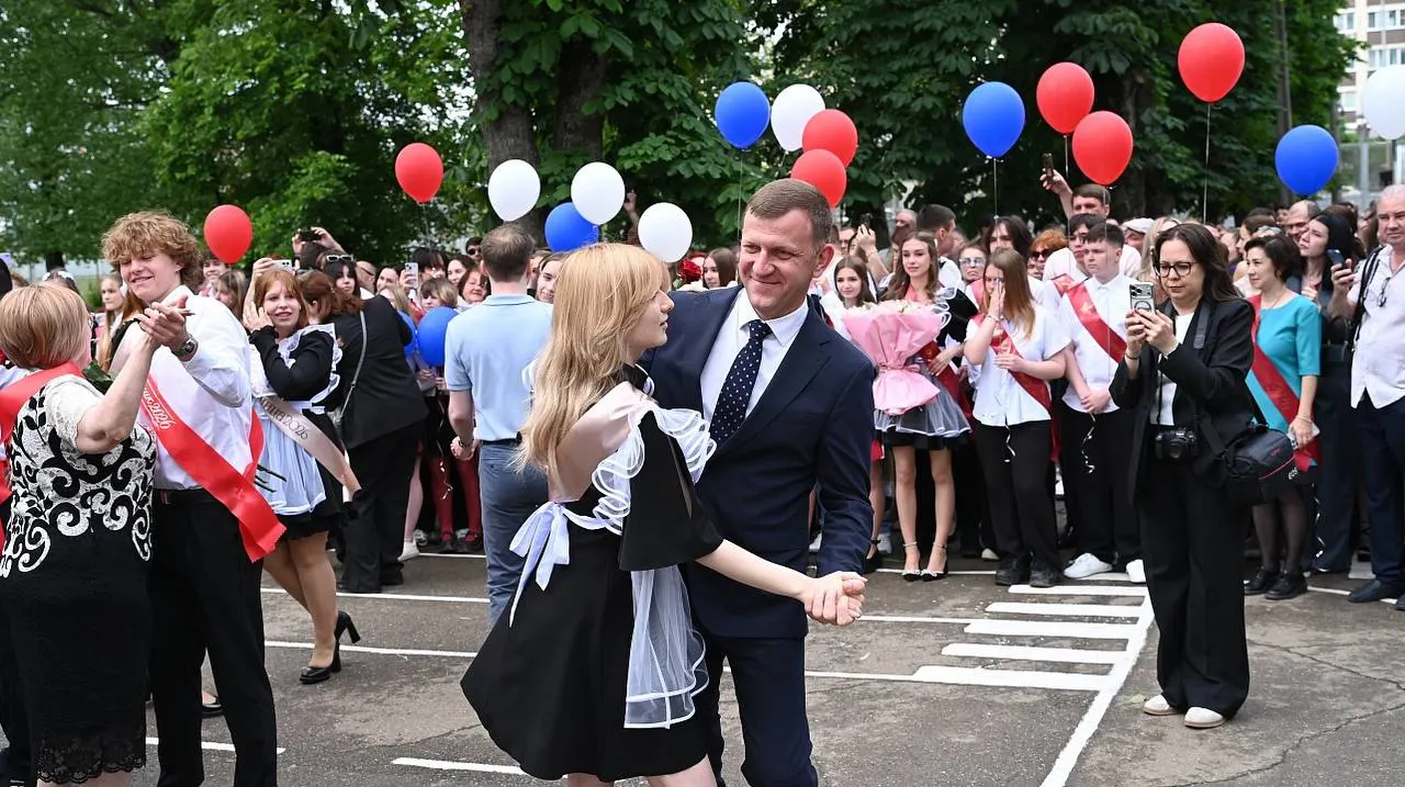 В школе №50 в посёлке Берёзовый мэр, выпускник этого учебного заведения, посетил Последний звонок и станцевал вальс. В Краснодаре в этом году выпускаются более 21 тысячи девятиклассников и около 8 тысяч одиннадцатиклассников.