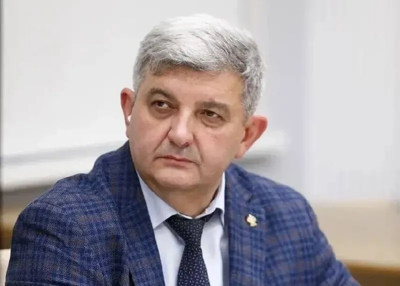 55-летний Сергей Пронько возглавил министерство образования и науки Кубани. У него многопрофильное образование, опыт руководящей работы в системе профессионального образования и учёная степень.