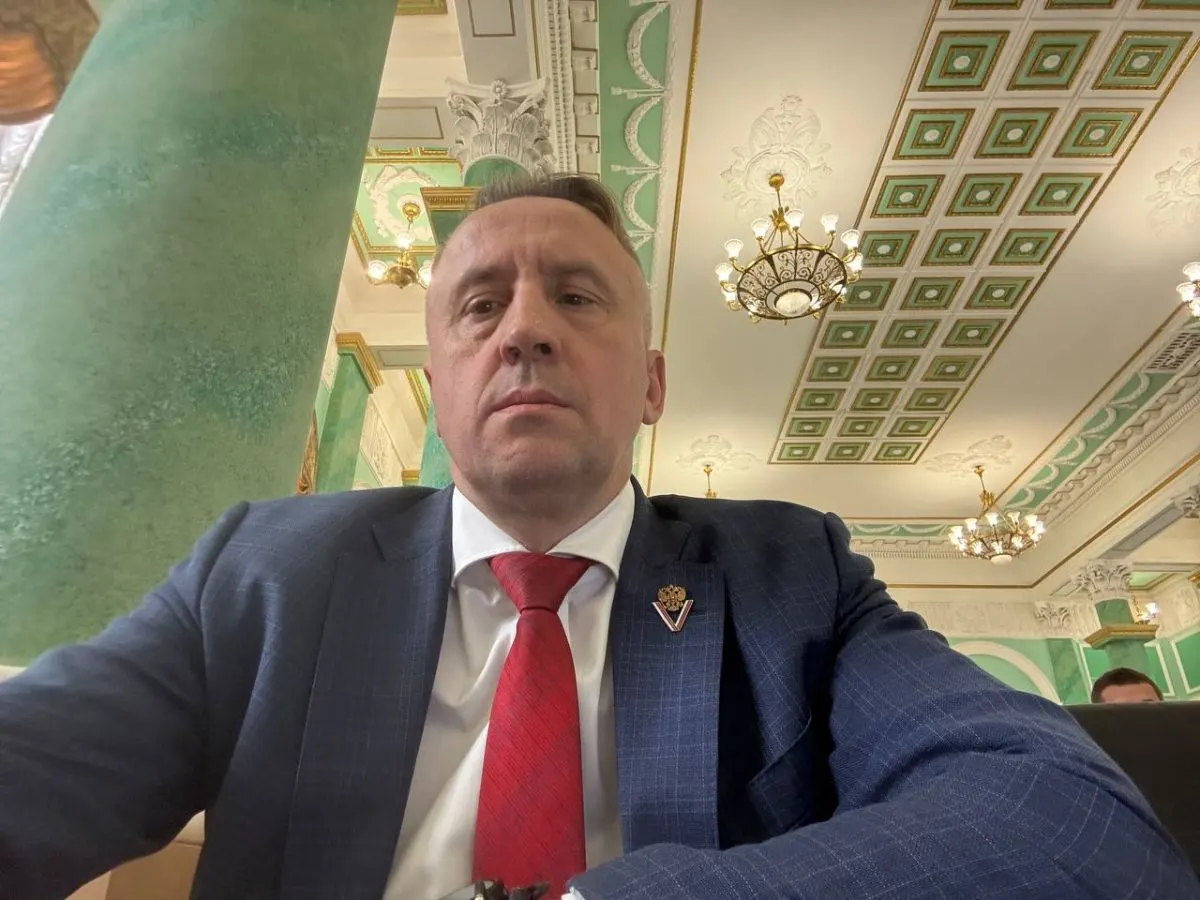 Депутат от «Единой России» заявил, что мем «6–7» дезорганизует школы, призвал Роскомнадзор блокировать тренды и предложил ввести в школах курсы цифровой гигиены.