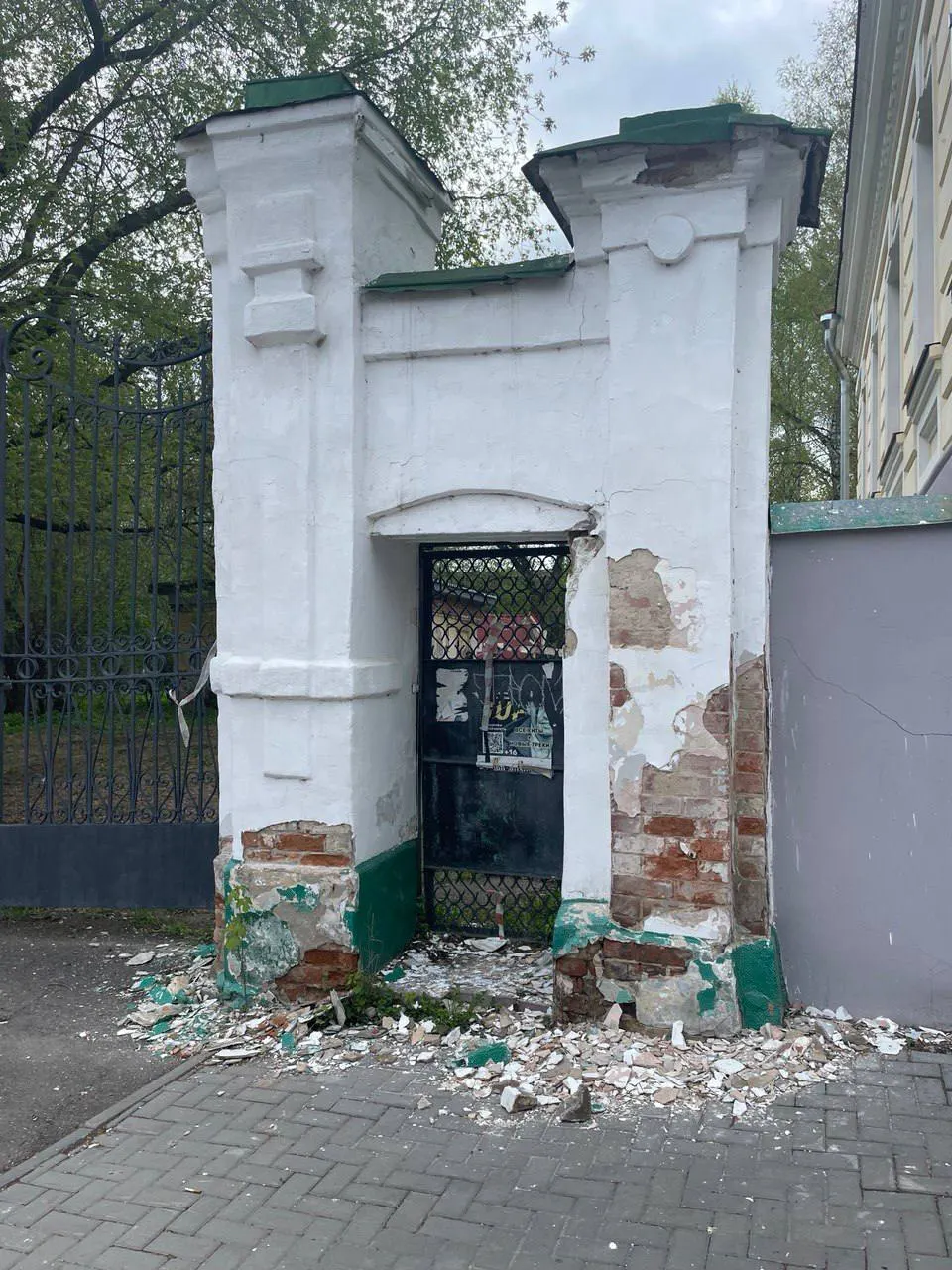 В Томске проводят реставрацию ограды у университетской рощи и запускают конкурс на проектирование благоустройства Университетской площади — все желающие могут предложить концепцию общественного пространства.
