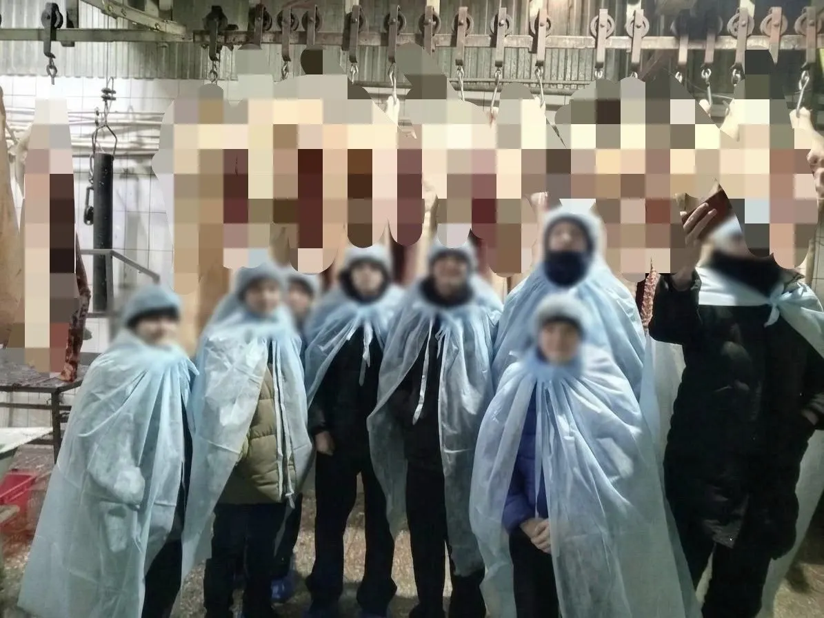 Четырнадцатилетних подростков отвели в мясоперерабатывающий цех, где им показали разделанные туши — часть детей отказалась заходить внутрь из‑за шокирующего зрелища.