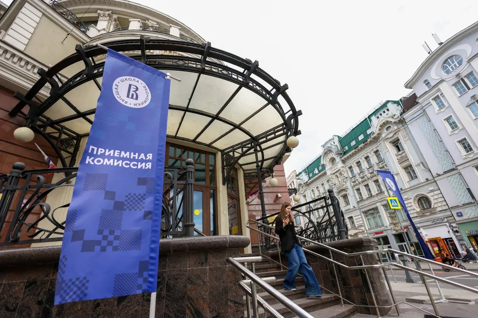 В конце апреля университет уменьшил максимальные скидки со 100% (в некоторых случаях) до 25%. Учащиеся лицея при университете узнали об этом случайно и боятся за планы на поступление.