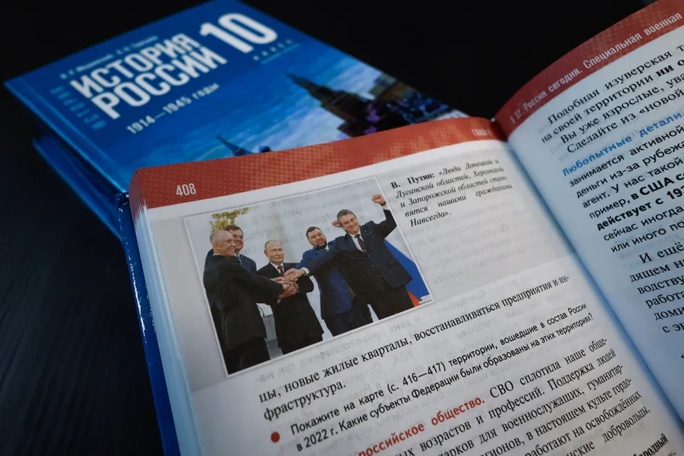 Учебники истории для 6–9 классов, введённые в 2025 году, содержат системные приёмы политизированного изложения: от вплетения современных государственных проектов в древность до умаления неудобных фактов и преувеличения побед. Историк Алексей Уваров объясняет, почему это опасно для образования.