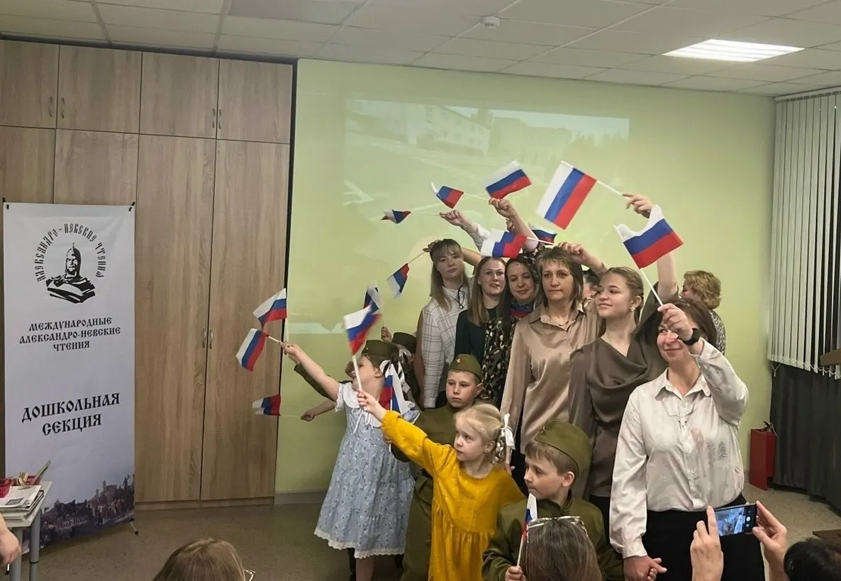 В детском саду №41 в Пскове прошла лекция: к детям выступили клирик, представитель организации ветеранов СВО, а также чиновники и сотрудники других дошкольных учреждений.
