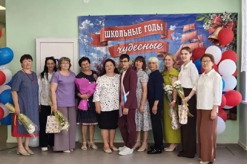 В школе села Натальино Безенчукского района единственный девятиклассник, Ярослав Шаульский, завершил обучение — он учился практически в одиночестве и стал единственным выпускником своего класса.