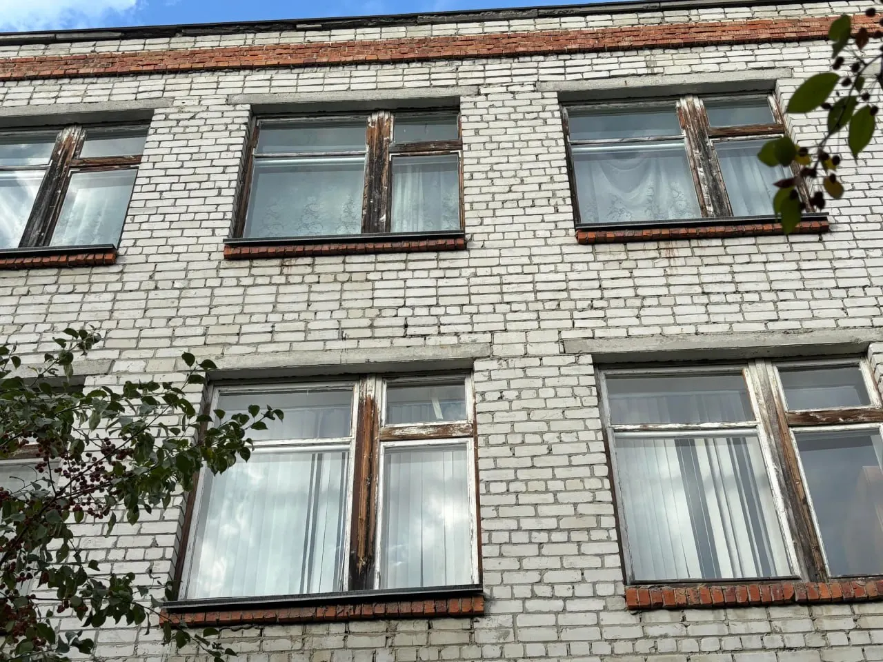 Во втором корпусе тюменской школы №42 родители говорят о разрушениях и небезопасных условиях. Администрация заявляет, что здание не признано аварийным, проект ремонта готов — работы планируют включить в бюджет на 2027 год.
