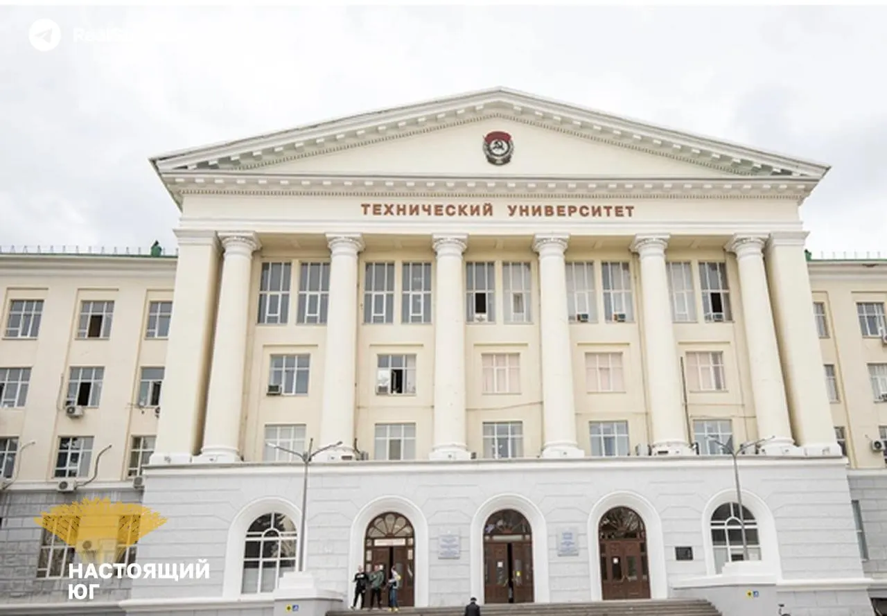 18 мая филиал Донского государственного технического университета в Азове перевёл занятия в удалённый формат: один из корпусов получил повреждения в результате ночного удара беспилотников, пострадавших нет.