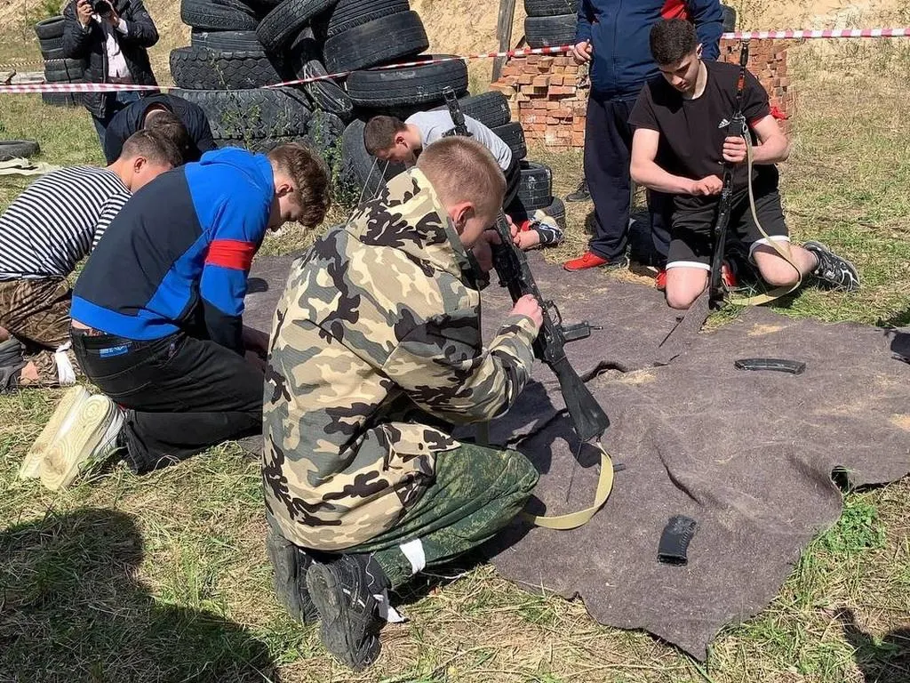 Школьники и студенты участвовали в забеге: организаторы называют цель — укрепление патриотических ценностей, критики указывают, что такие акции могут служить подготовкой к службе по контракту.