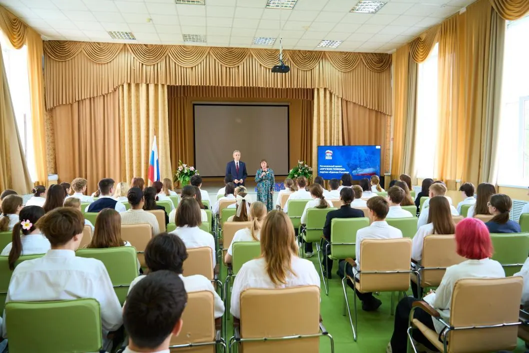 Депутаты от «Единой России» проводят патриотические уроки в тюменских школах. Родители и общественность выражают обеспокоенность смешением памяти о Великой Отечественной войне с современной повесткой.