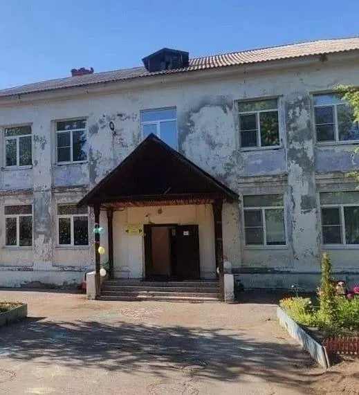 В администрации сообщили, что в 2025 году ремонт фасада не запланирован; сейчас НМБУ «Центр‑сервис» разрабатывает проектно‑сметную документацию для капитального ремонта.