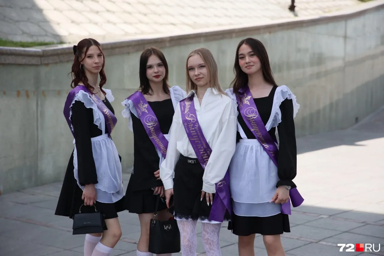 В Тюмени прошли торжественные мероприятия в честь Последнего звонка: выпускники поблагодарили учителей и прогулялись по городу в праздничных нарядах.