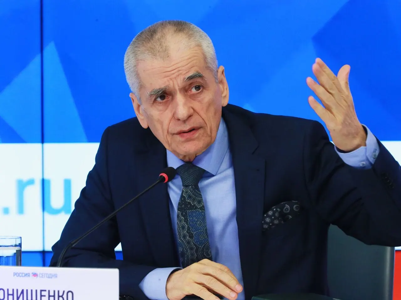 Академик РАН Геннадий Онищенко предупреждает, что отказ от ЕГЭ усугубит ситуацию: современные учителя утратили навыки альтернативной оценки. Глава Рособрнадзора Анзор Музаев считает отмену невозможной из‑за отсутствия модели для объективной проверки знаний.