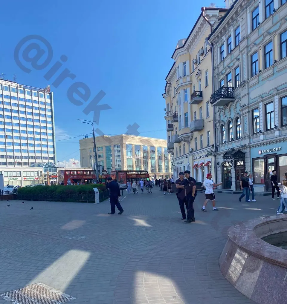 На улице Баумана и у корпусов КНИТУ‑КАИ сотрудники полиции потребовали прекратить сбор подписей в защиту студентов, которых принудительно расселяют из Деревни Универсиады; правозащитники указывают, что такая акция не требует разрешения.
