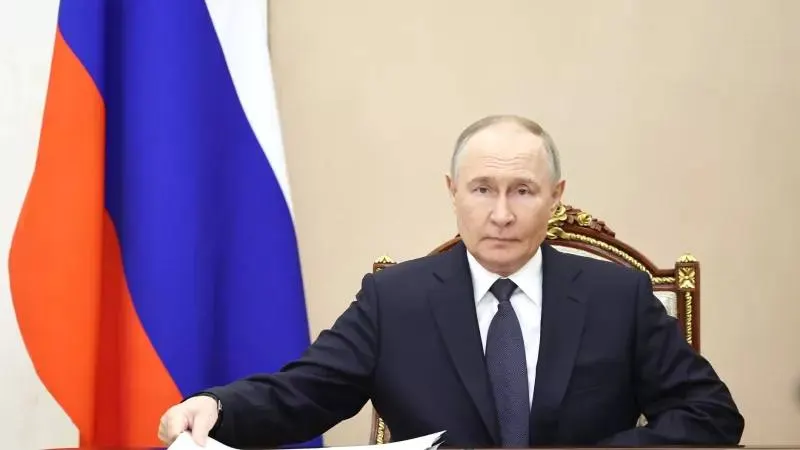 В Алтайском крае четыре человека были отмечены государственными наградами и благодарностями — среди них педагоги и работник предприятия.
