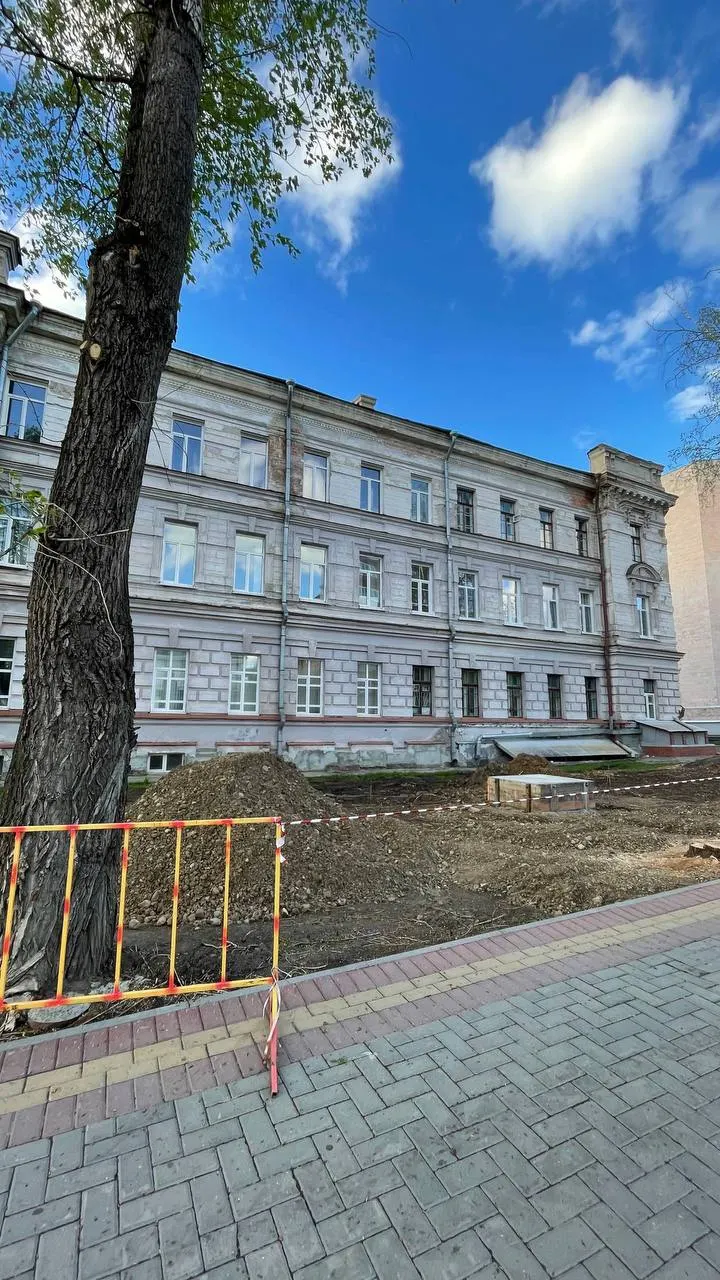 Во дворе физического корпуса №3 Томского политехнического университета срубили почти все деревья — остались только два тополя. На месте установили забор и опалубку; жители требуют объяснений и интересуются компенсационным озеленением.