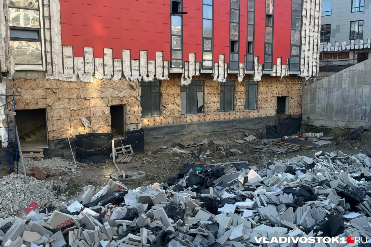 Закупка на строительство школы за 4,2 млрд руб. завершилась практически без снижения цены — разница составила менее 3,5 млн. Победитель конкурса получил преимущество по опыту и квалификации; подробности о подрядчике можно найти в документах госзакупки.