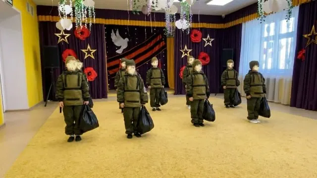 На празднике в детском саду дети исполнили номер с пакетами, изображая похищение — родители сочли сценку неприемлемой и шокированы.