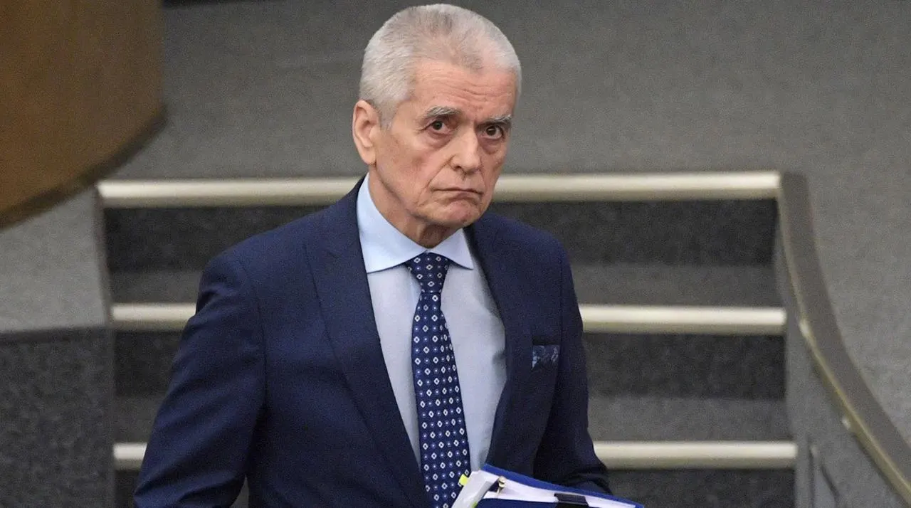 Геннадий Онищенко по просьбе главы Минпросвещения попытался пройти ЕГЭ в эксперименте, но не разобрался в заданиях и раскритиковал современный формат экзамена.