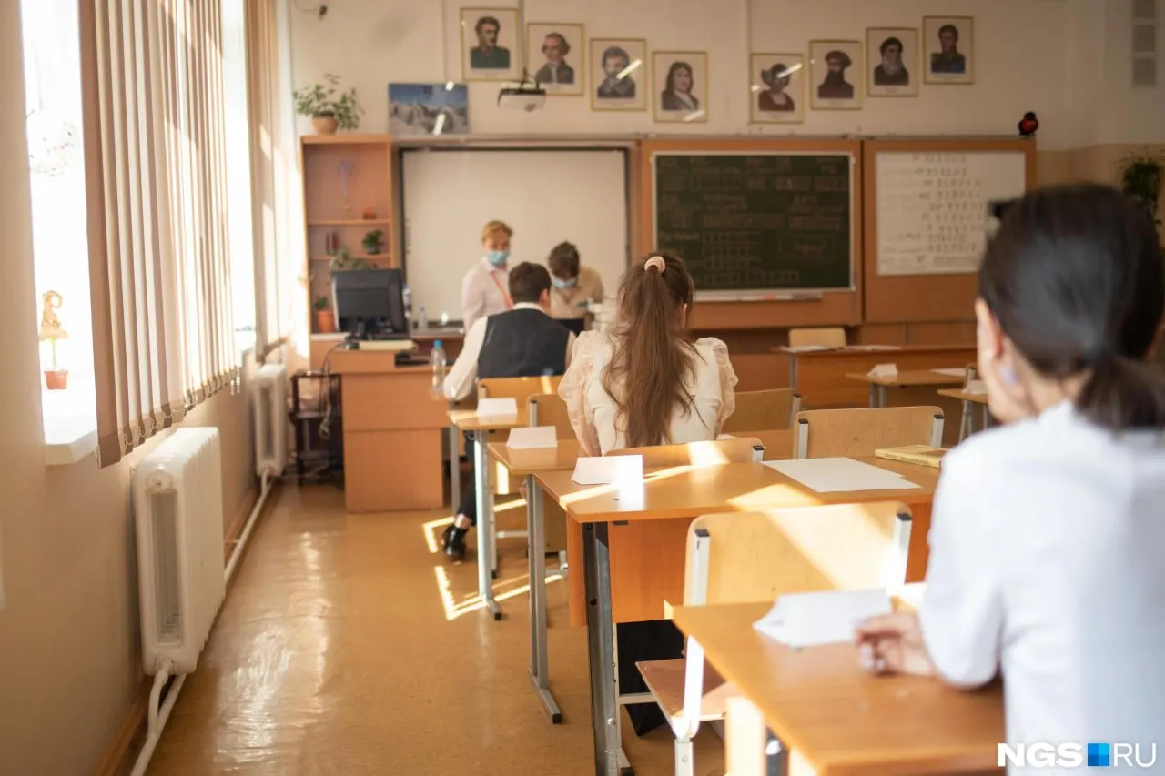 В 2026 году злоумышленники предлагают выпускникам платную пересдачу или изменение баллов ЕГЭ через «своего человека» в региональной комиссии; также продают готовые ответы и рассылают вредоносные ссылки.