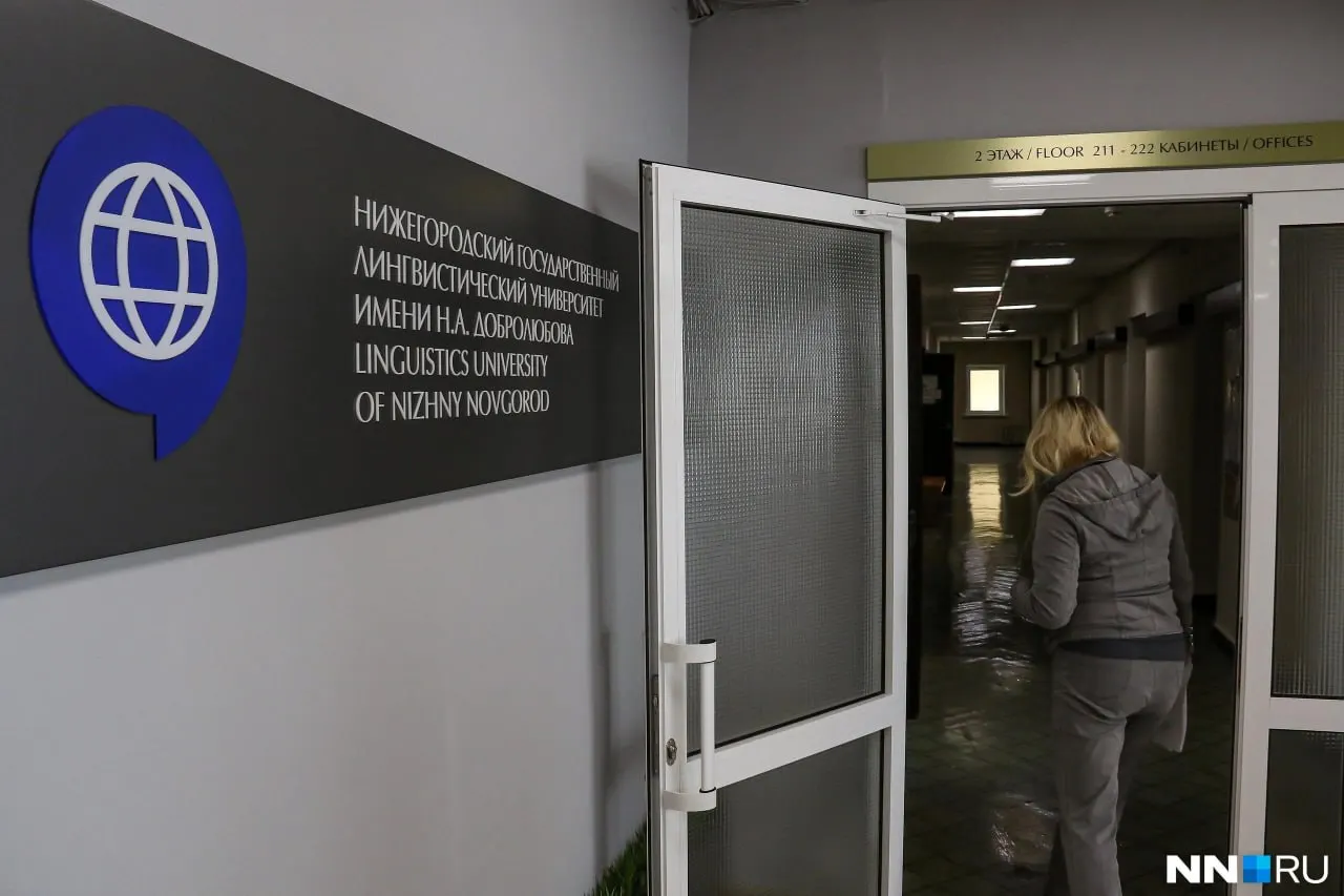 Лингвистический университет предлагает годичный контракт на службу в беспилотных войсках и единовременную выплату в размере 2,5 млн рублей; из этой суммы 400 тыс. выплатит сам вуз.