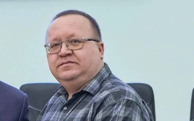В Уфе суд признал виновным заместителя проректора в завышении проходных баллов и приёме 19 студентов из Туркменистана; рассматриваются версии о взятках и корысти членов комиссии.